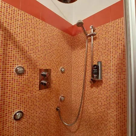 Affittacamere Camera con due letti singoli Doccia idromassaggio Sanremo