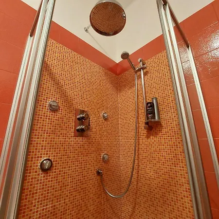 Affittacamere Camera con due letti singoli Doccia idromassaggio Sanremo